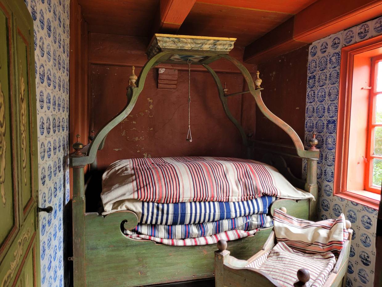 Das Schlafzimmer mit Babybett im Kommandørgården