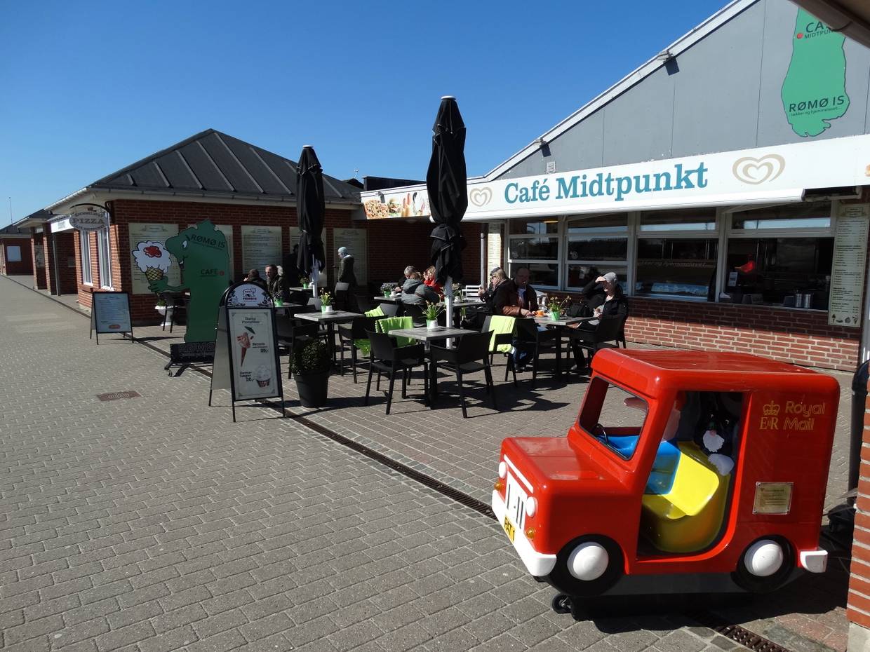 Eiscafé, davor ein großes, rotes Spielzeugauto