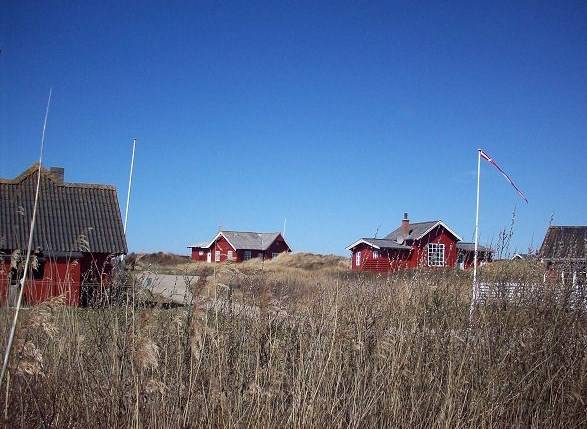 Kleine, rote Ferienhäuser in den Dünen