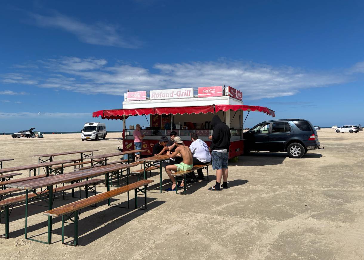 Imbisswagen mit Sitzbänken auf dem Lakolk Strand