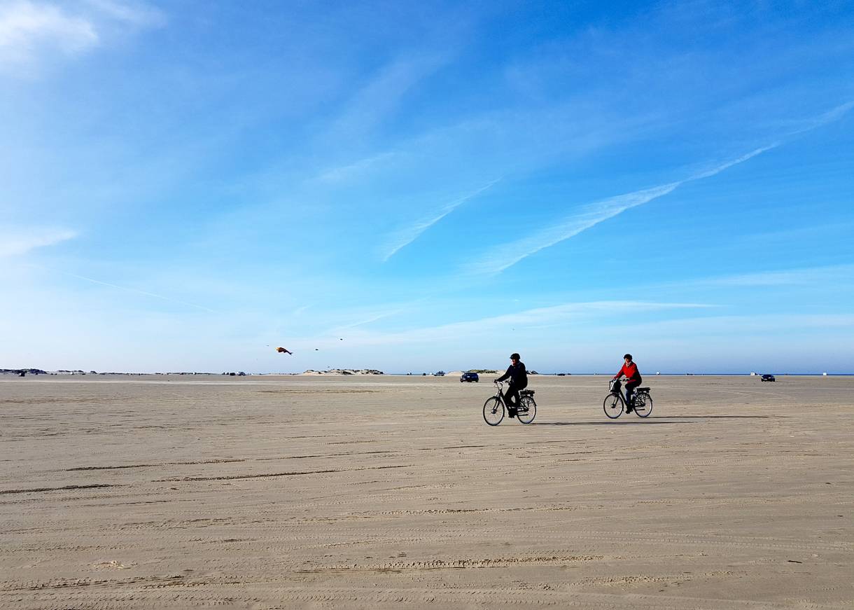 Radfahrer auf dem Strand von Rømø