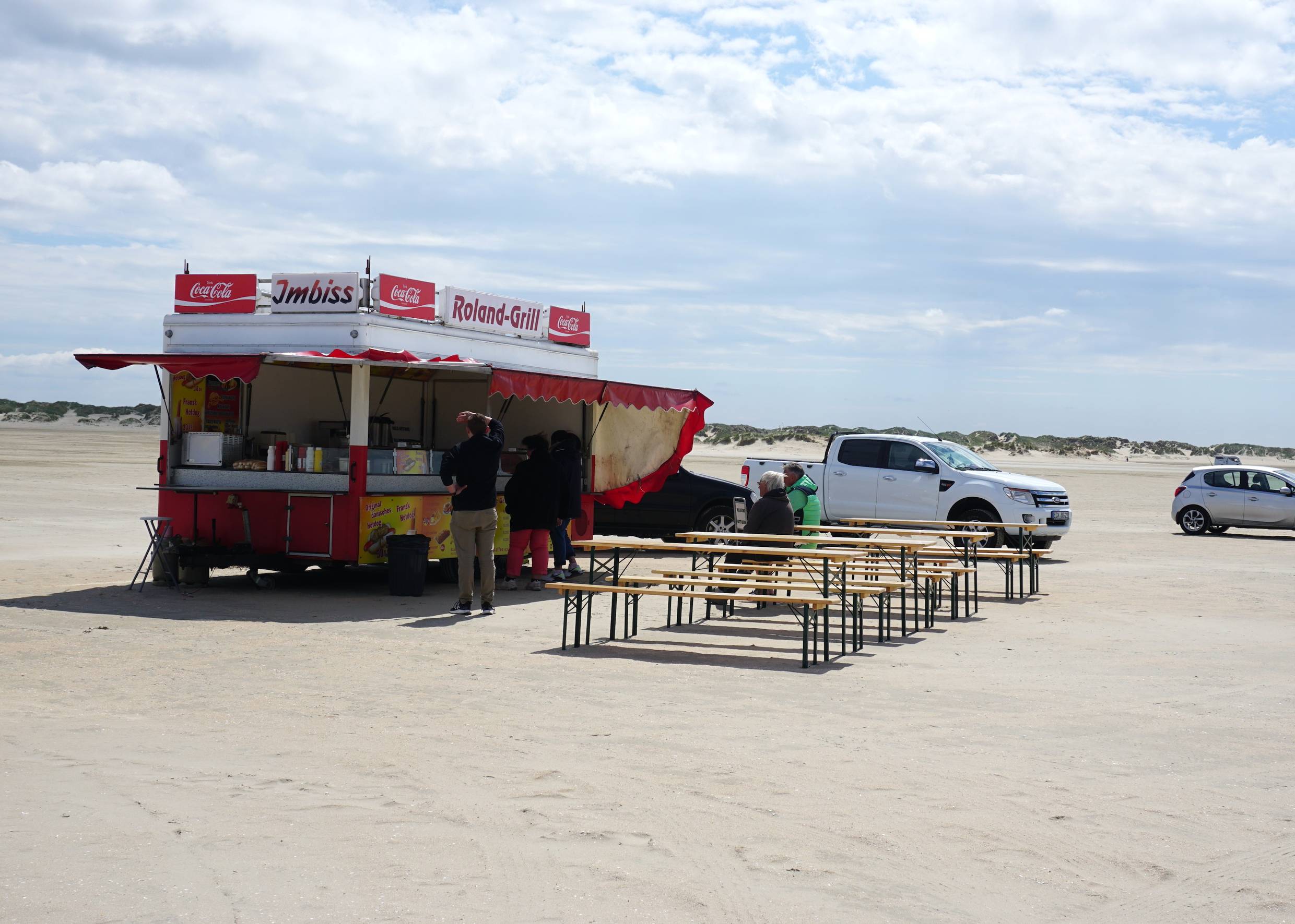Imbisswagen mit Sitzbänken auf dem Lakolk Strand