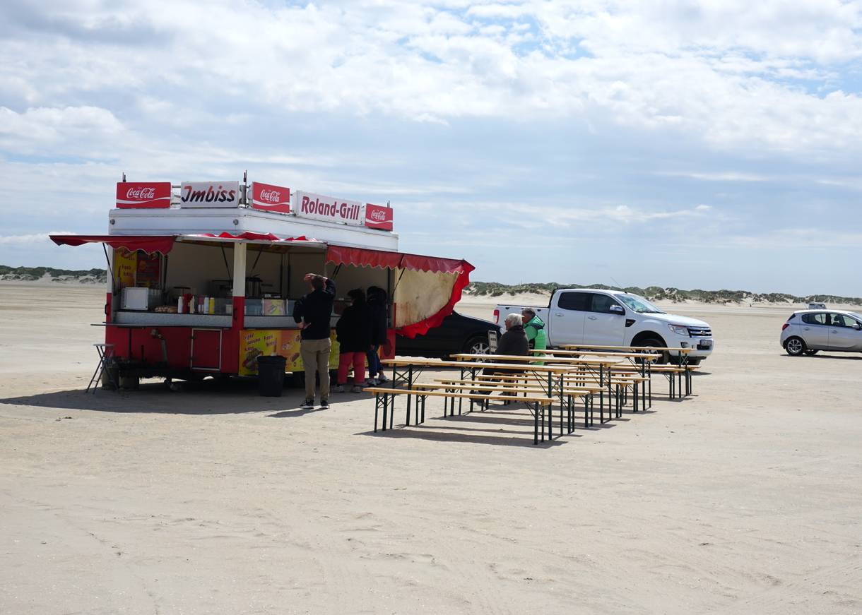 Imbisswagen mit Sitzbänken auf dem Lakolk Strand