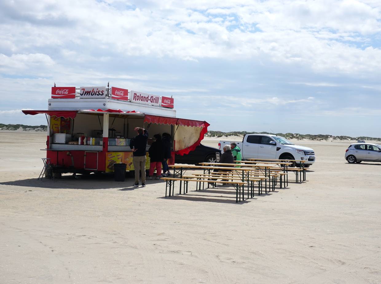Imbisswagen mit Sitzbänken auf dem Lakolk Strand