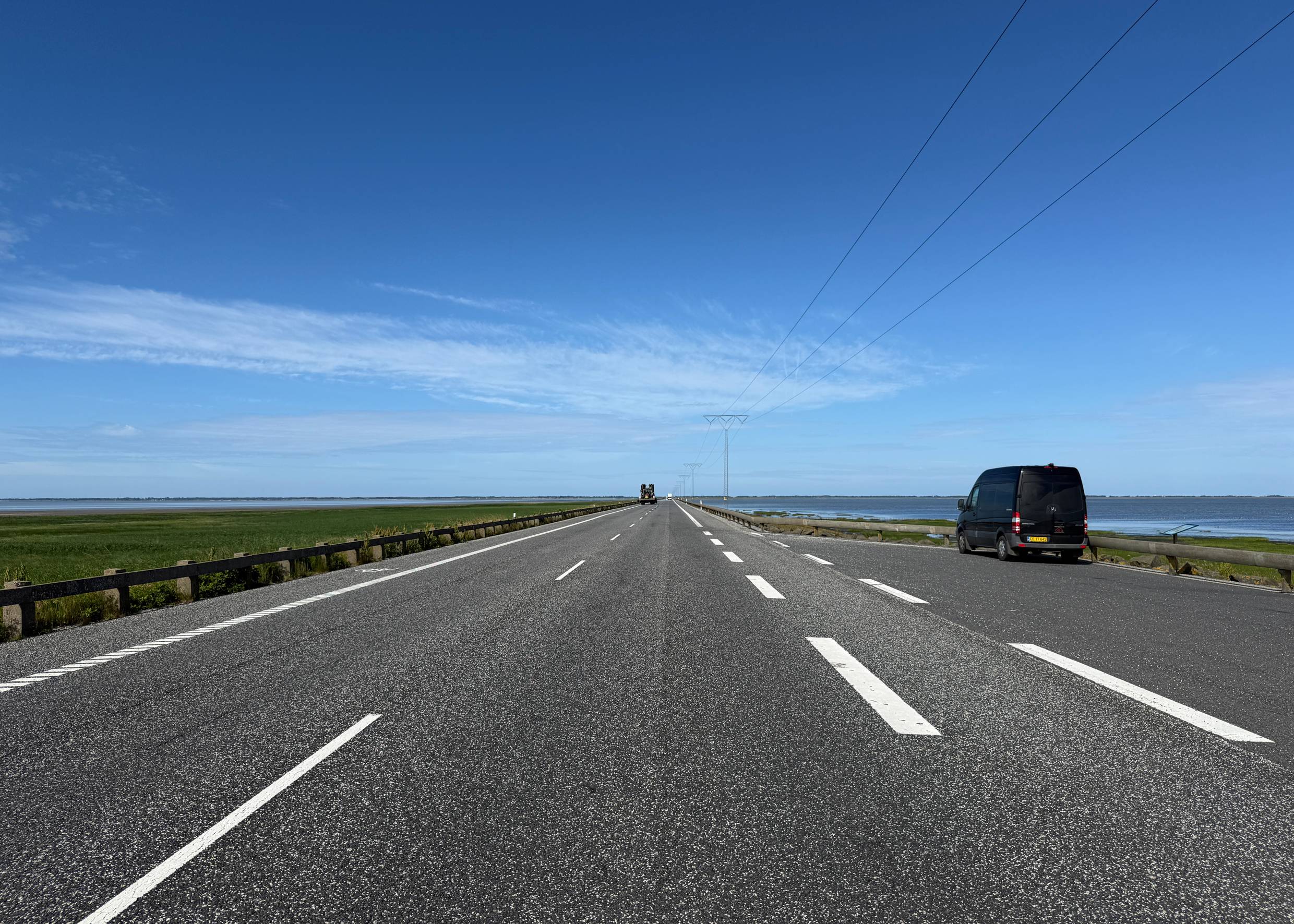 Fahrbahn mit Blick in die Weite unter blauer Himmel