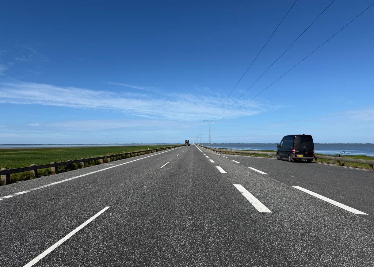 Fahrbahn mit Blick in die Weite unter blauer Himmel