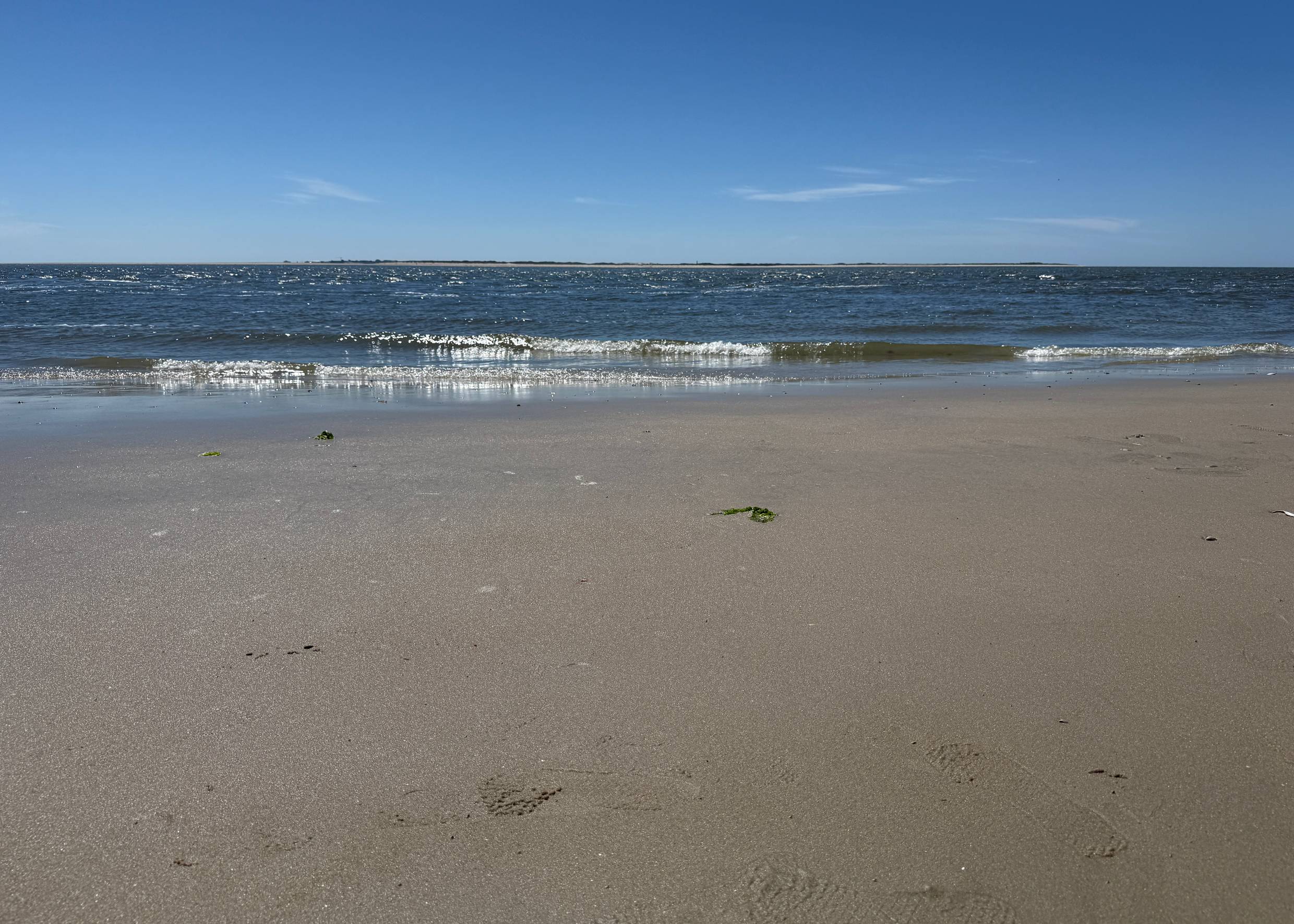 Der sehr breite Sønderstrand, am Horizont eine Insel