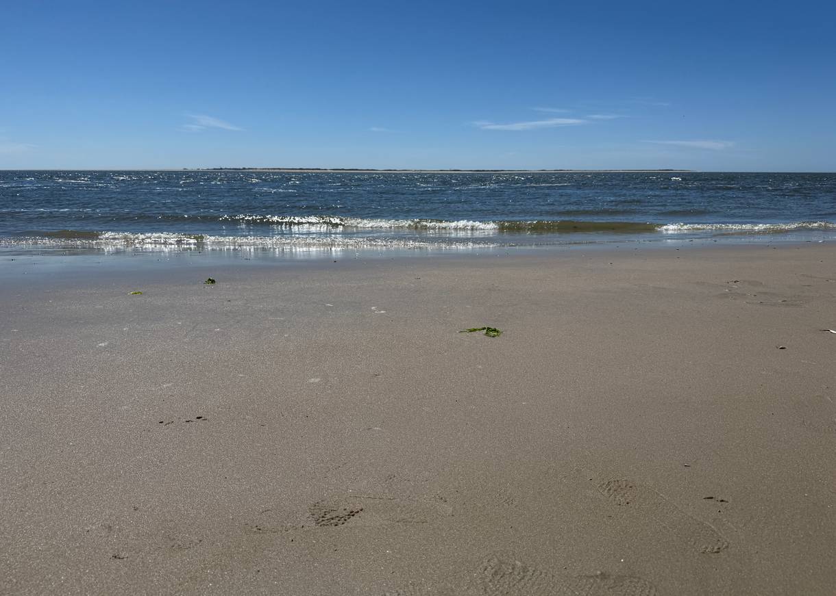 Der sehr breite Sønderstrand, am Horizont eine Insel