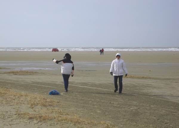 Spaziergänger in Winterjacken auf dem Strand von Rømø