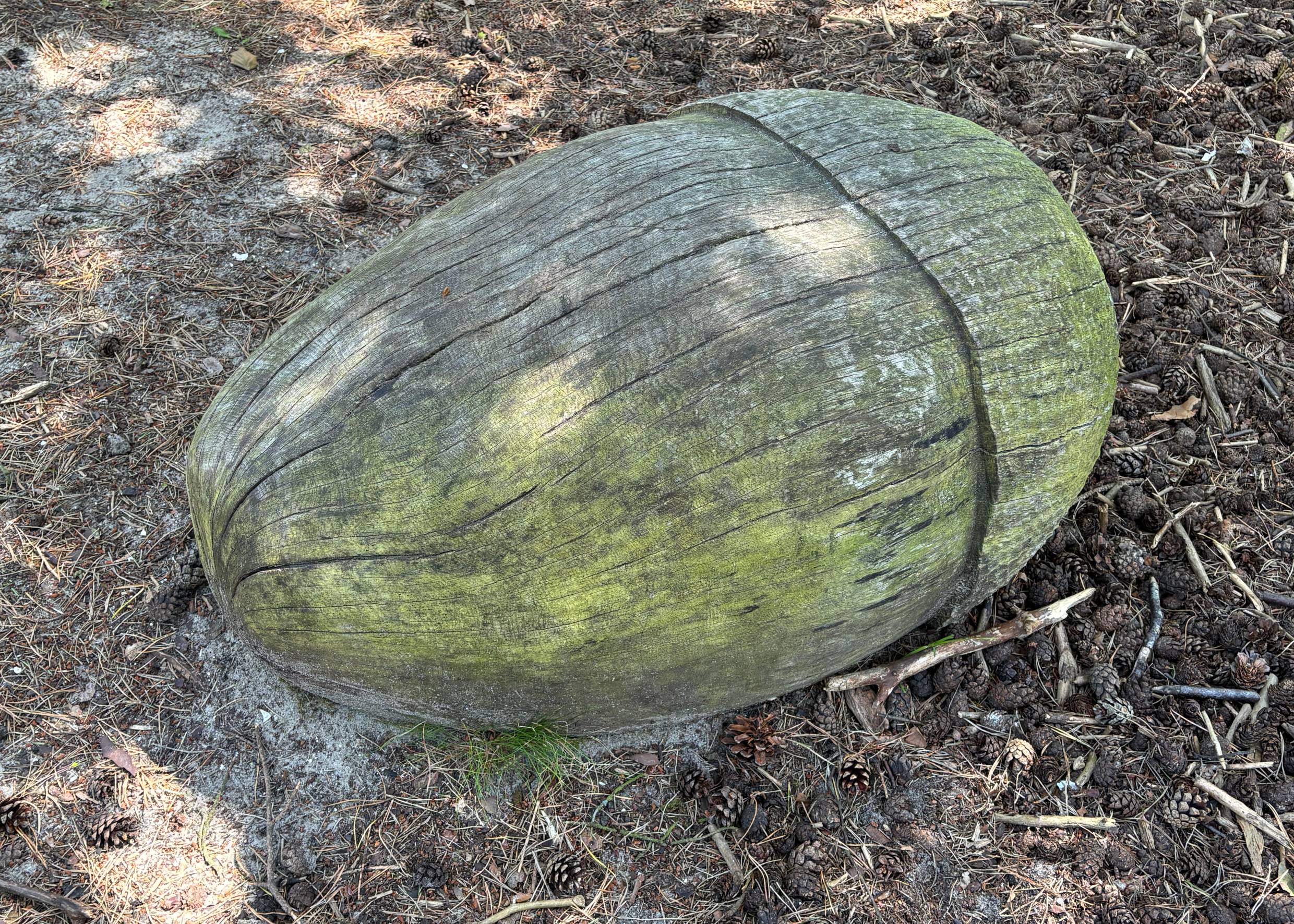 Große aus Holz geschnitzte Eichel auf einem Spielplatz