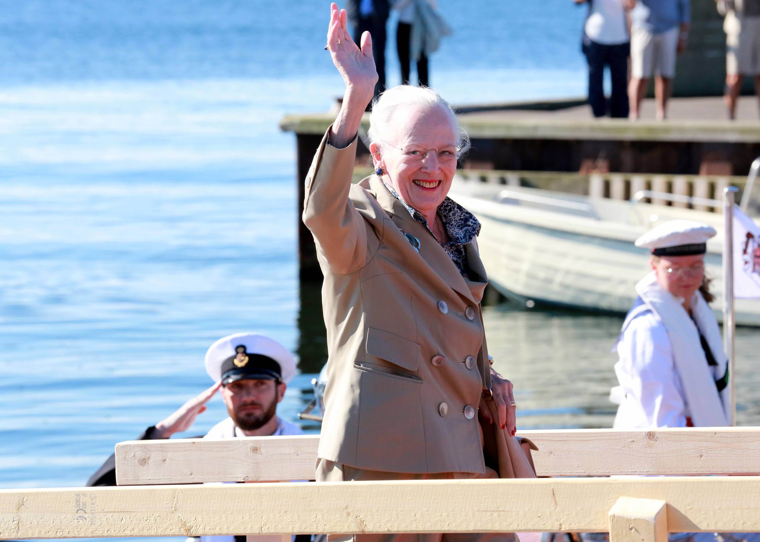 Königin Margrethe winkt die Insulaner zu bei ihrer Ankunft auf Fejø