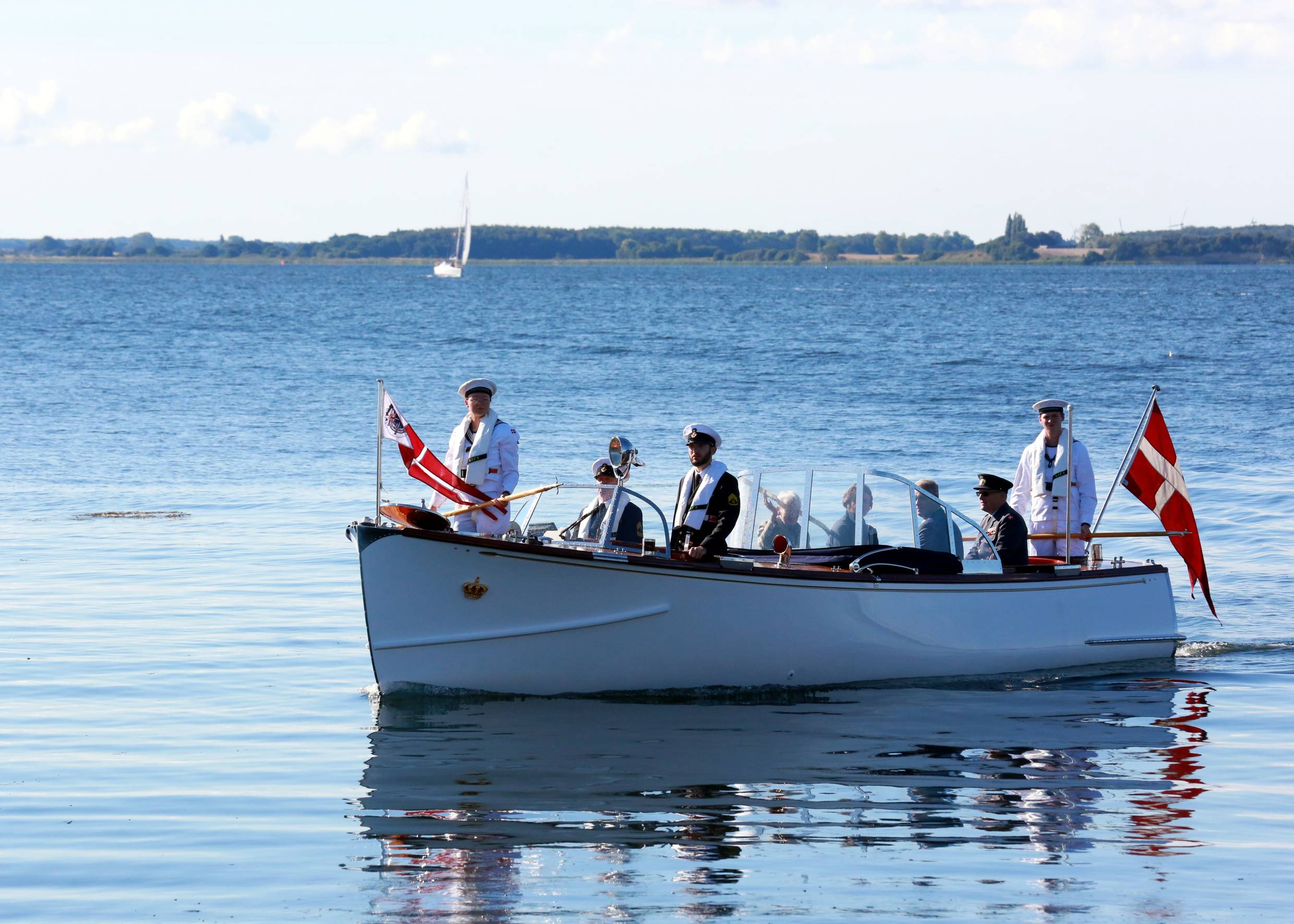 Königin Margrethe kommt mit einem kleinen Motorboot an