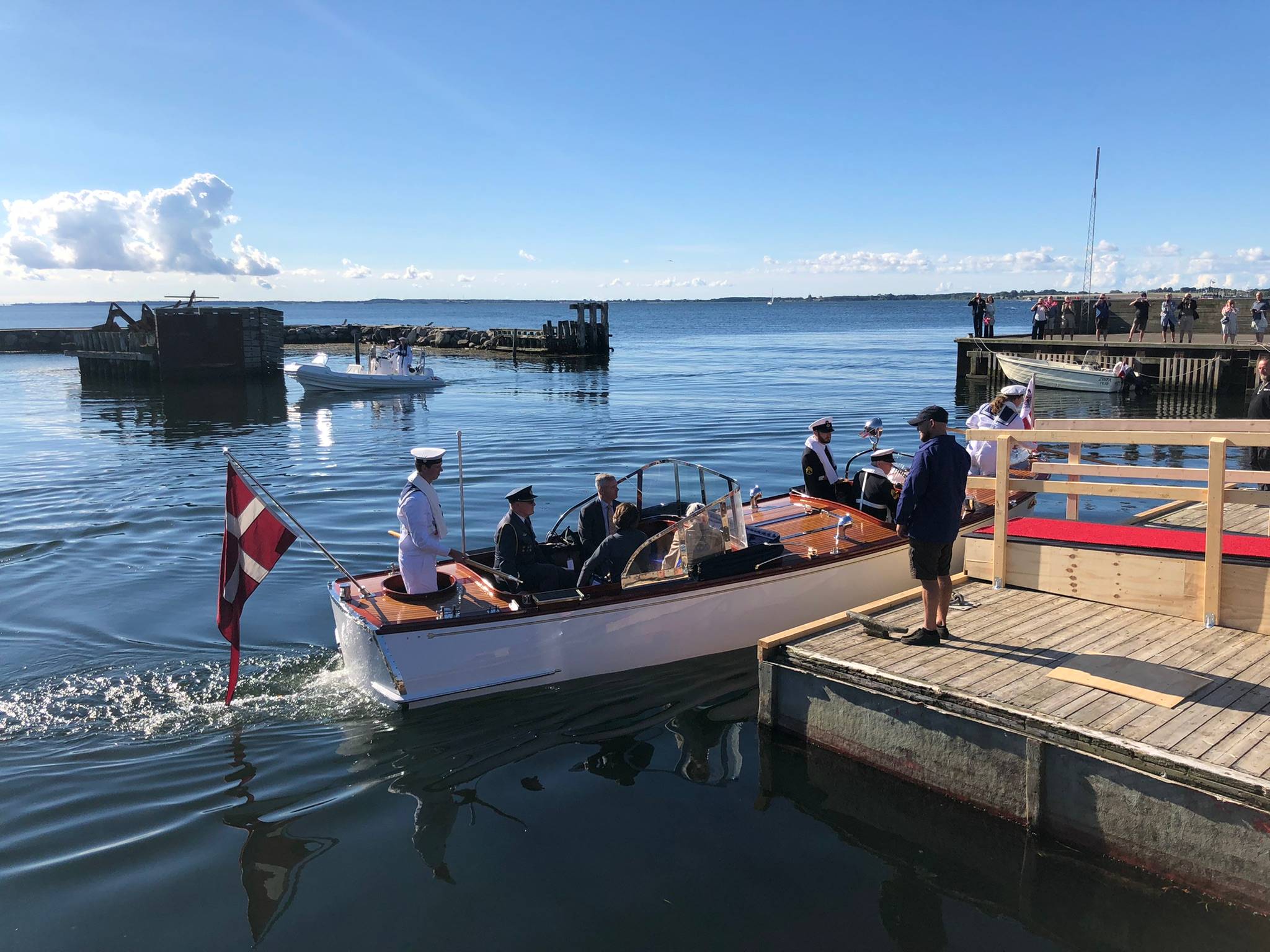 Königin Margrethe im Motorboot am Anleger