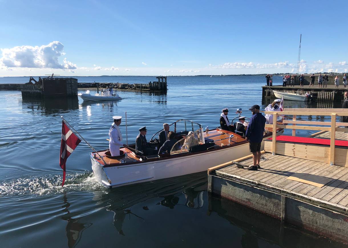 Königin Margrethe im Motorboot am Anleger
