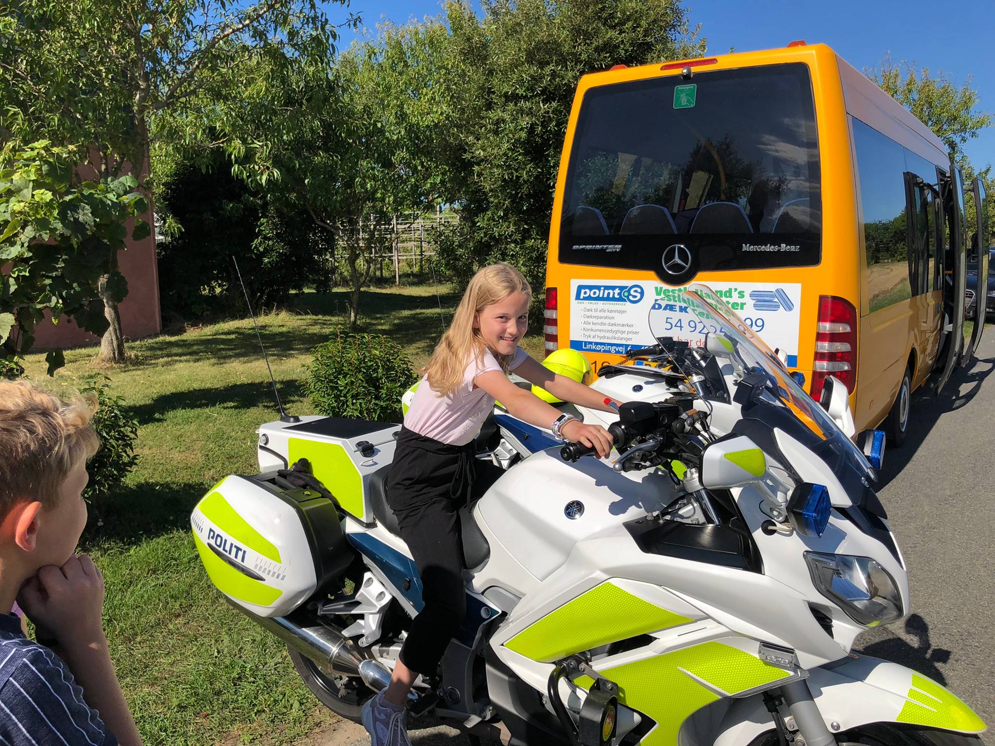 Mädchen auf einem Motorrad der dänischen Polizei