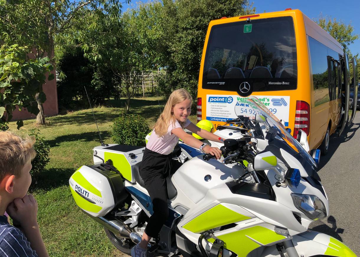 Mädchen auf einem Motorrad der dänischen Polizei