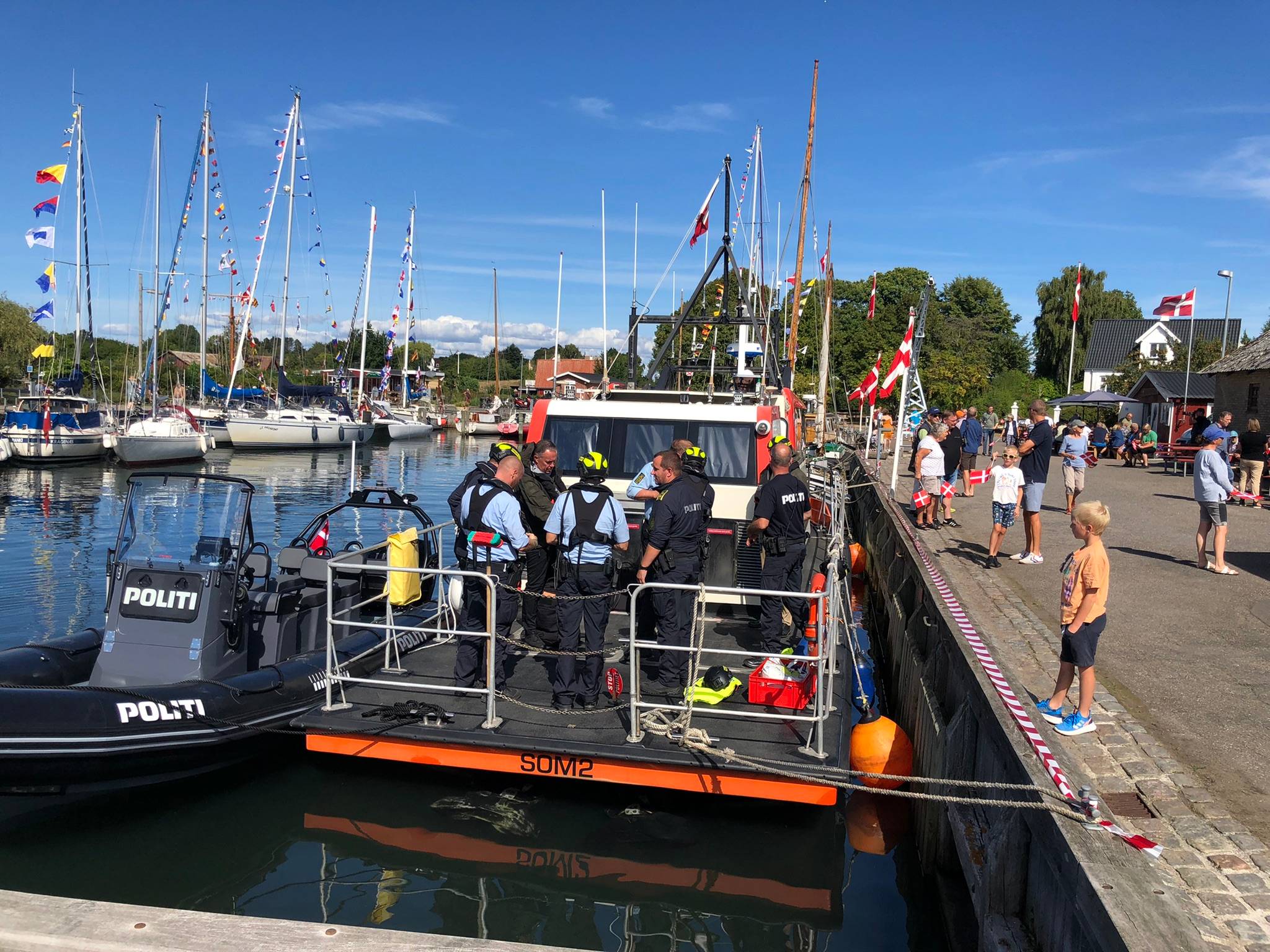 Zwei Boote der Polizei mit Besatzung