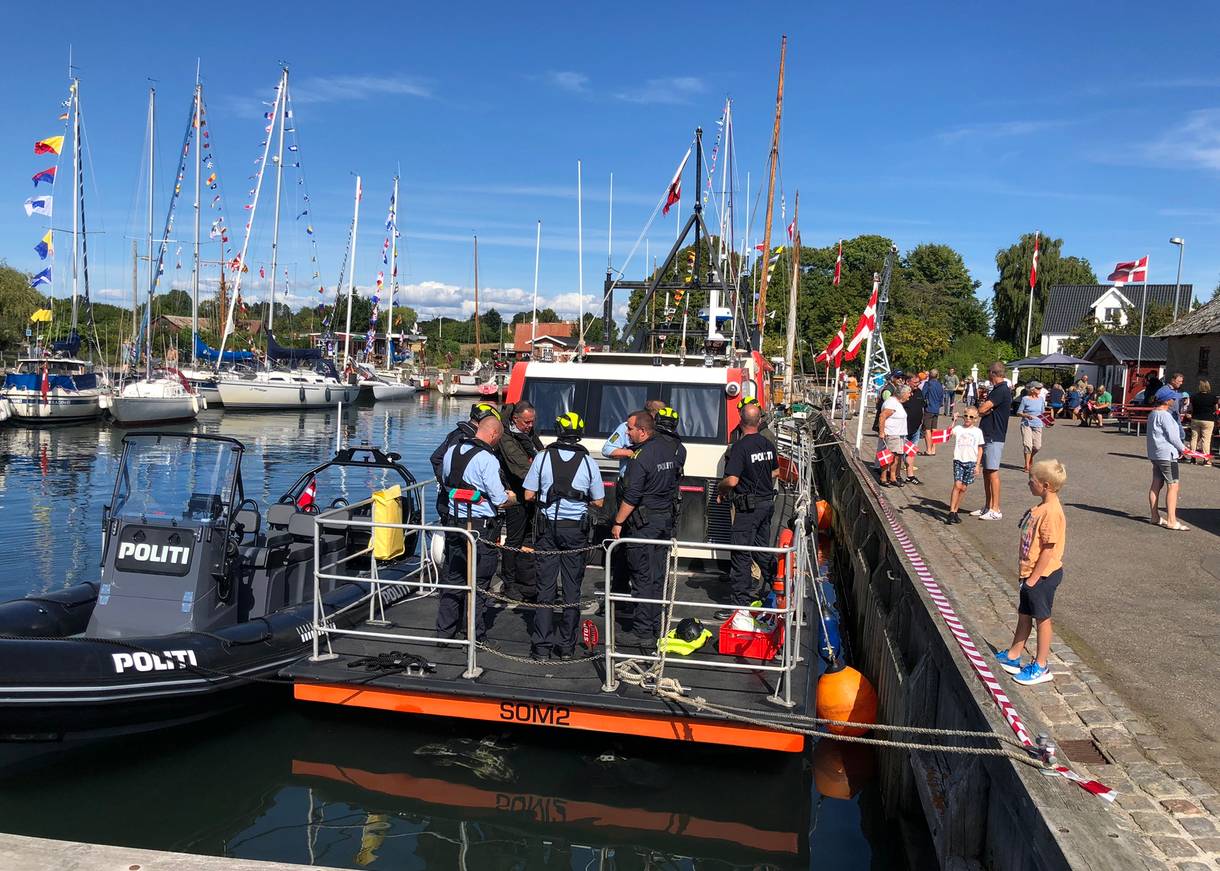 Zwei Boote der Polizei mit Besatzung