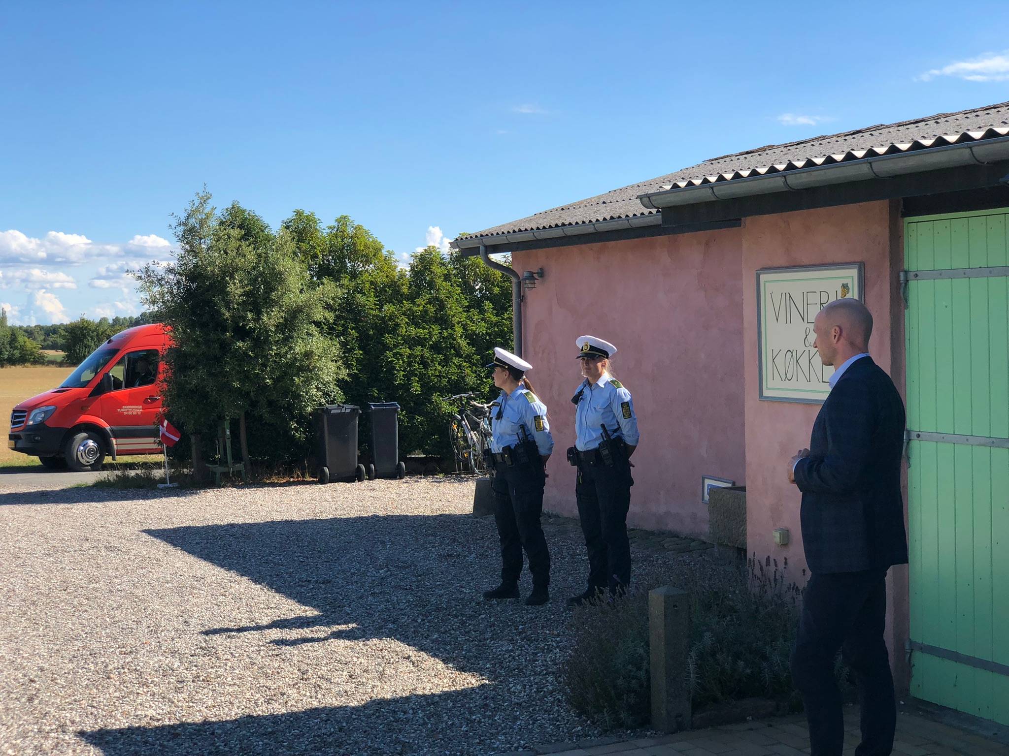 Zwei Polizistinnen vor dem Weingut