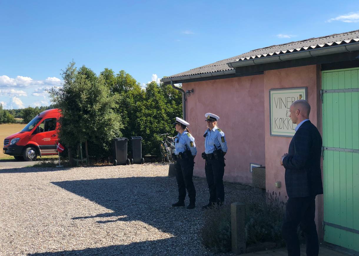 Zwei Polizistinnen vor dem Weingut