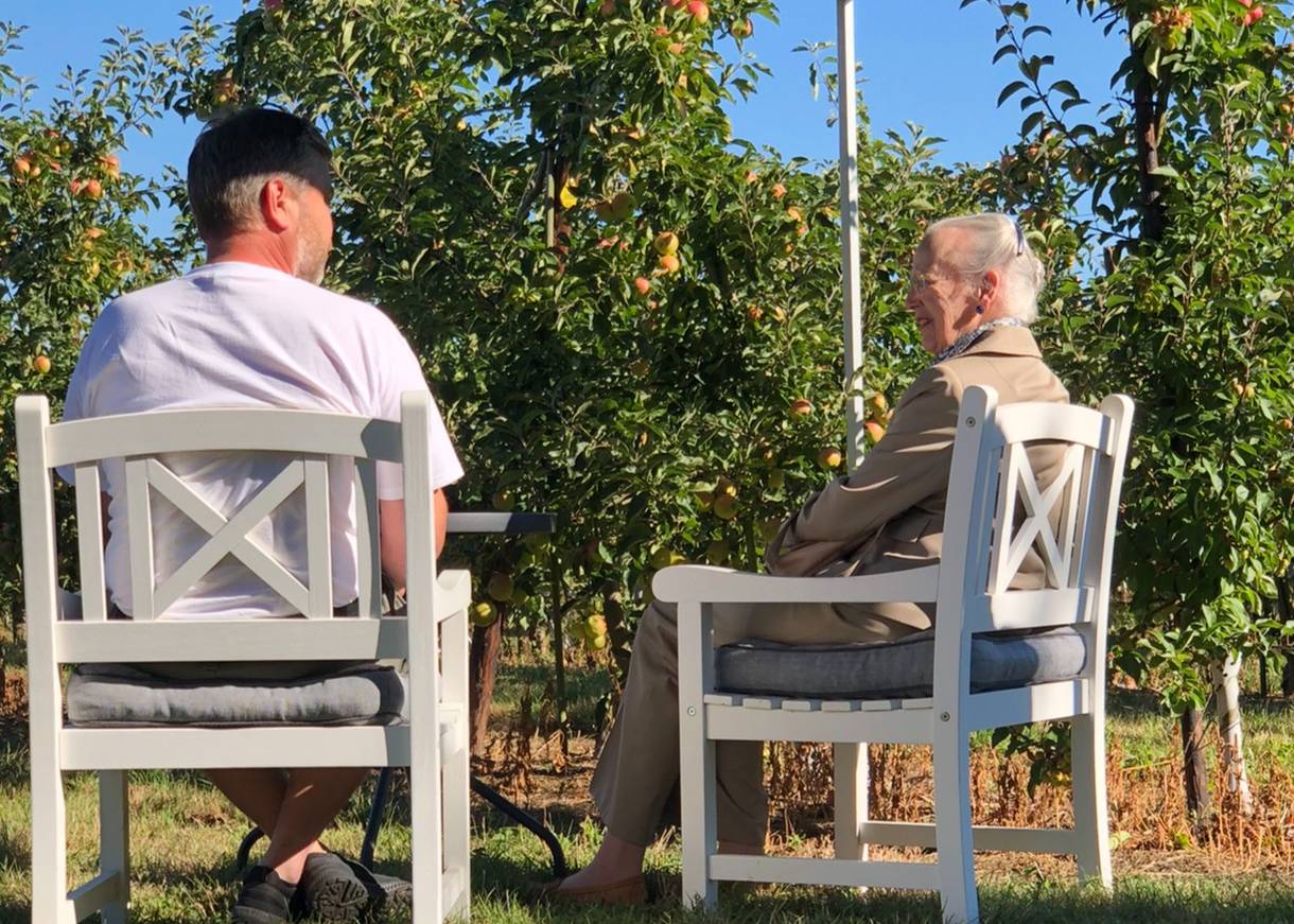 Königin Margrethe im Gespäch mit Obstbauer Jensen in seiner Plantage