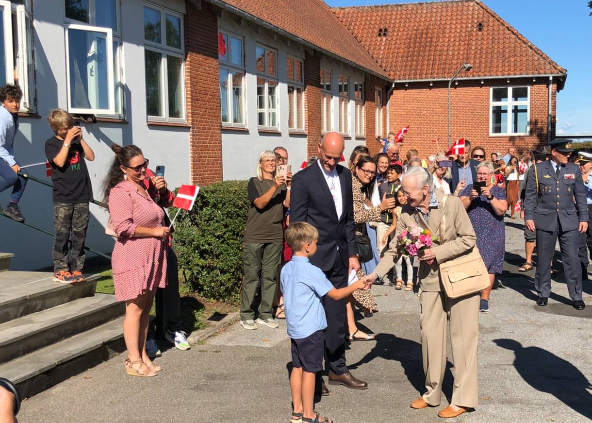 Die Königin bedankt sich für den nächsten Blumenstraß und der Junge ist sicher stolz