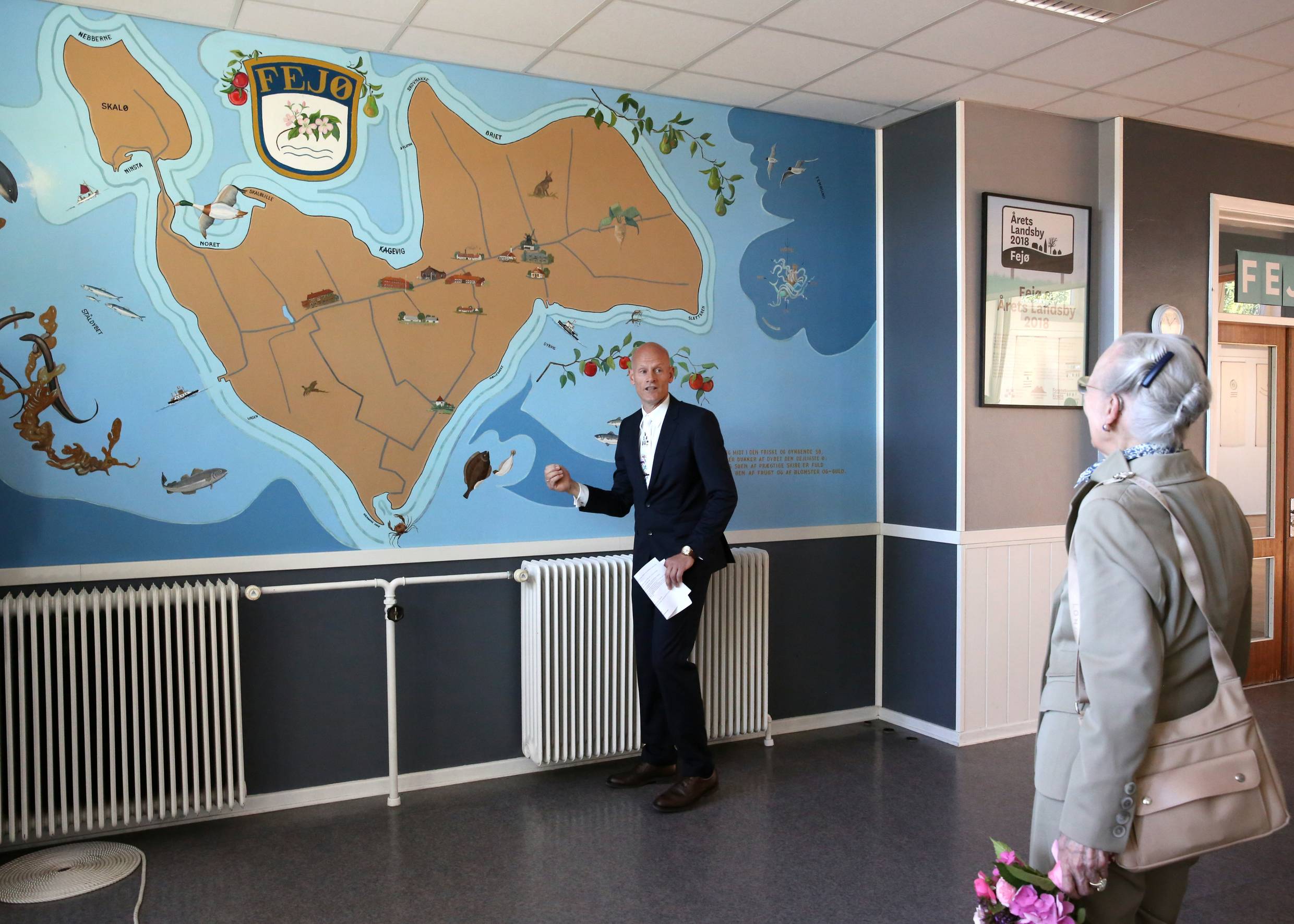 Die Königin in der Schule vor einem Bild der Insel Fejø