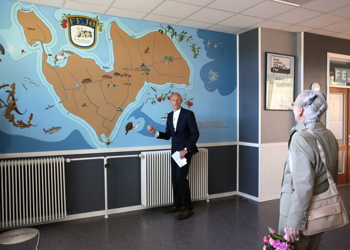 Die Königin in der Schule vor einem Bild der Insel Fejø