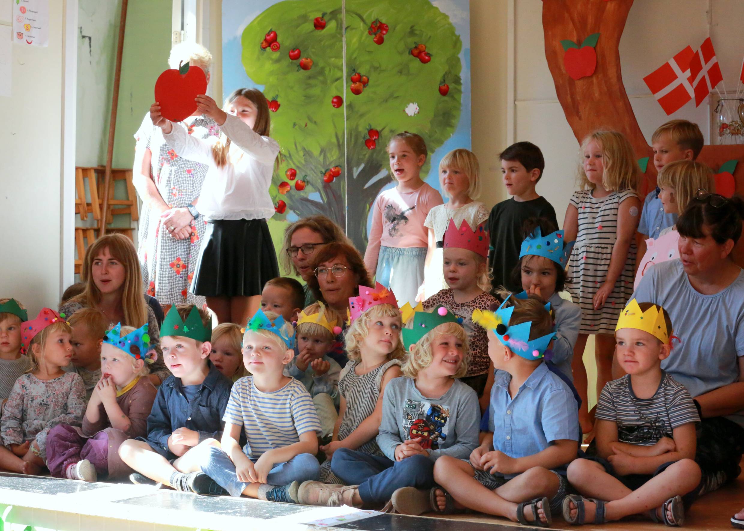 Die Kinder haben der Königin einen Lied gesungen... - Foto: Henrik Hildebrandt