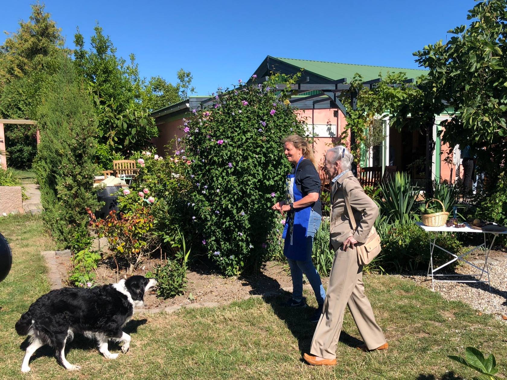 Königin Margrethe im Garten der Weinbauerin mit ihrem Hund