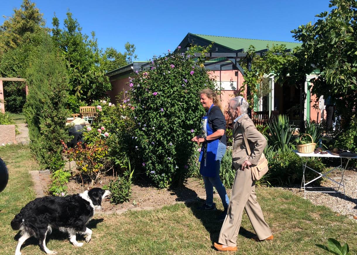 Königin Margrethe im Garten der Weinbauerin mit ihrem Hund