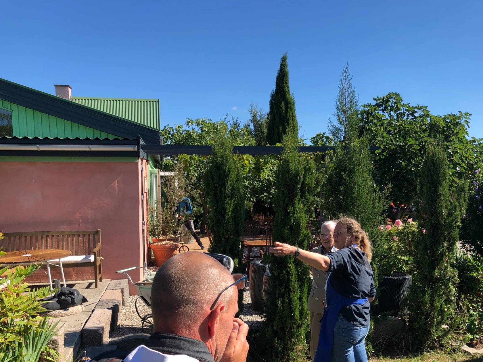 Königin Margrethe mit Karin im Garten