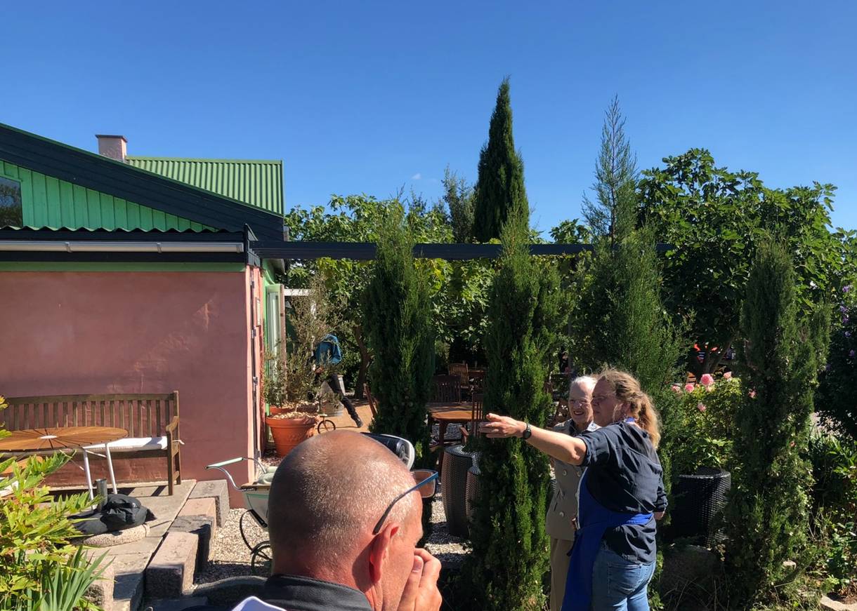 Königin Margrethe mit Karin im Garten
