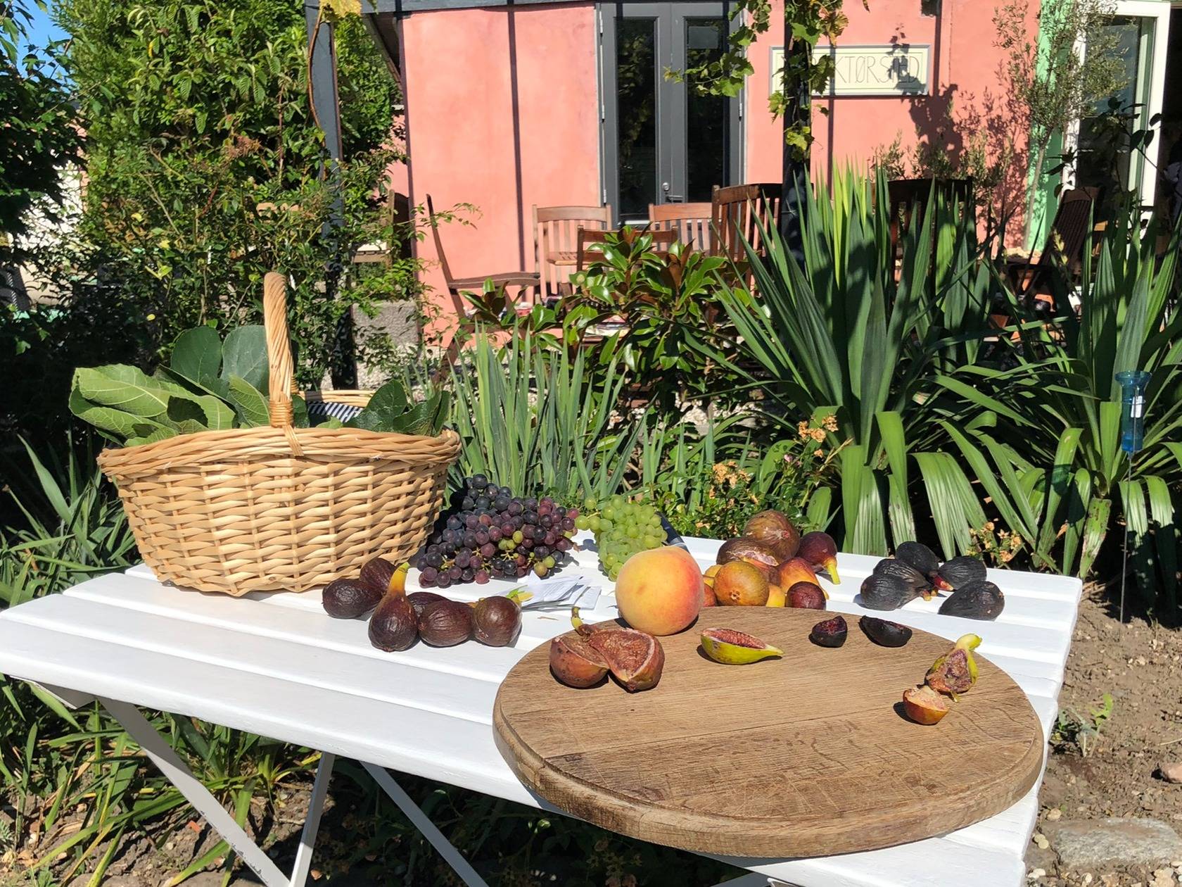Einen Tisch mit Obst aus dem Garten