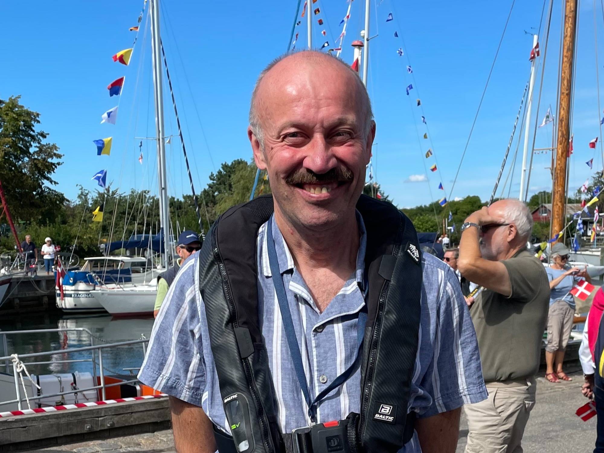 Henrik mit Schwimmweste, noch im Hafen