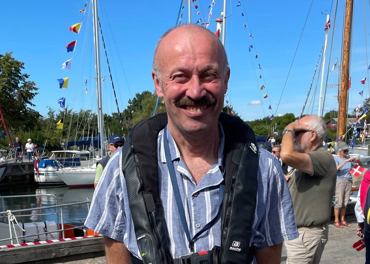 Henrik mit Schwimmweste, noch im Hafen