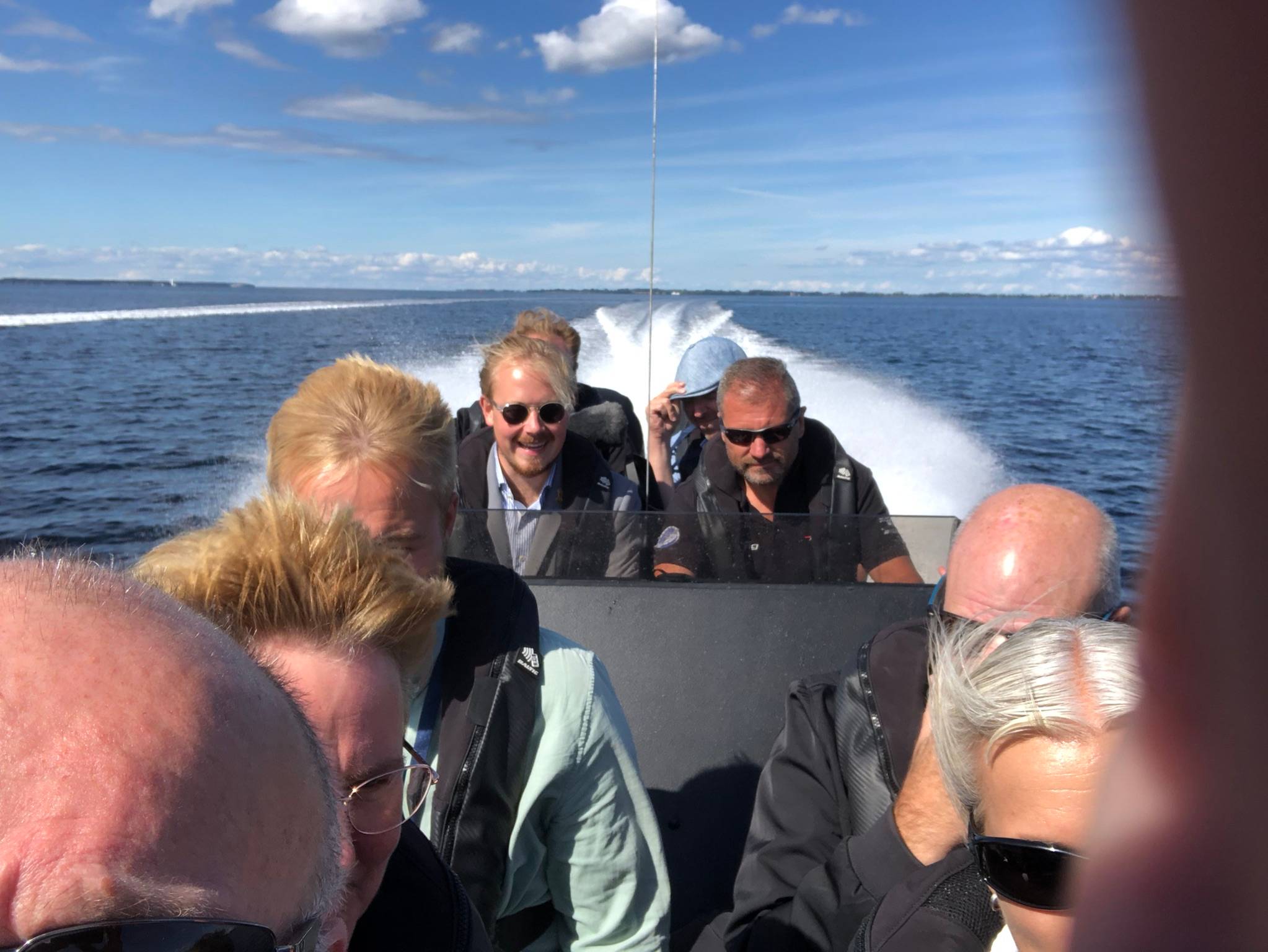 Die Presse in einem RIB Boot mit 120 Km/h über das Wasser