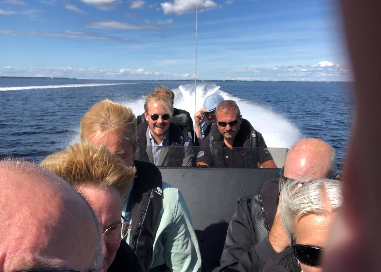 Die Presse in einem RIB Boot mit 120 Km/h über das Wasser