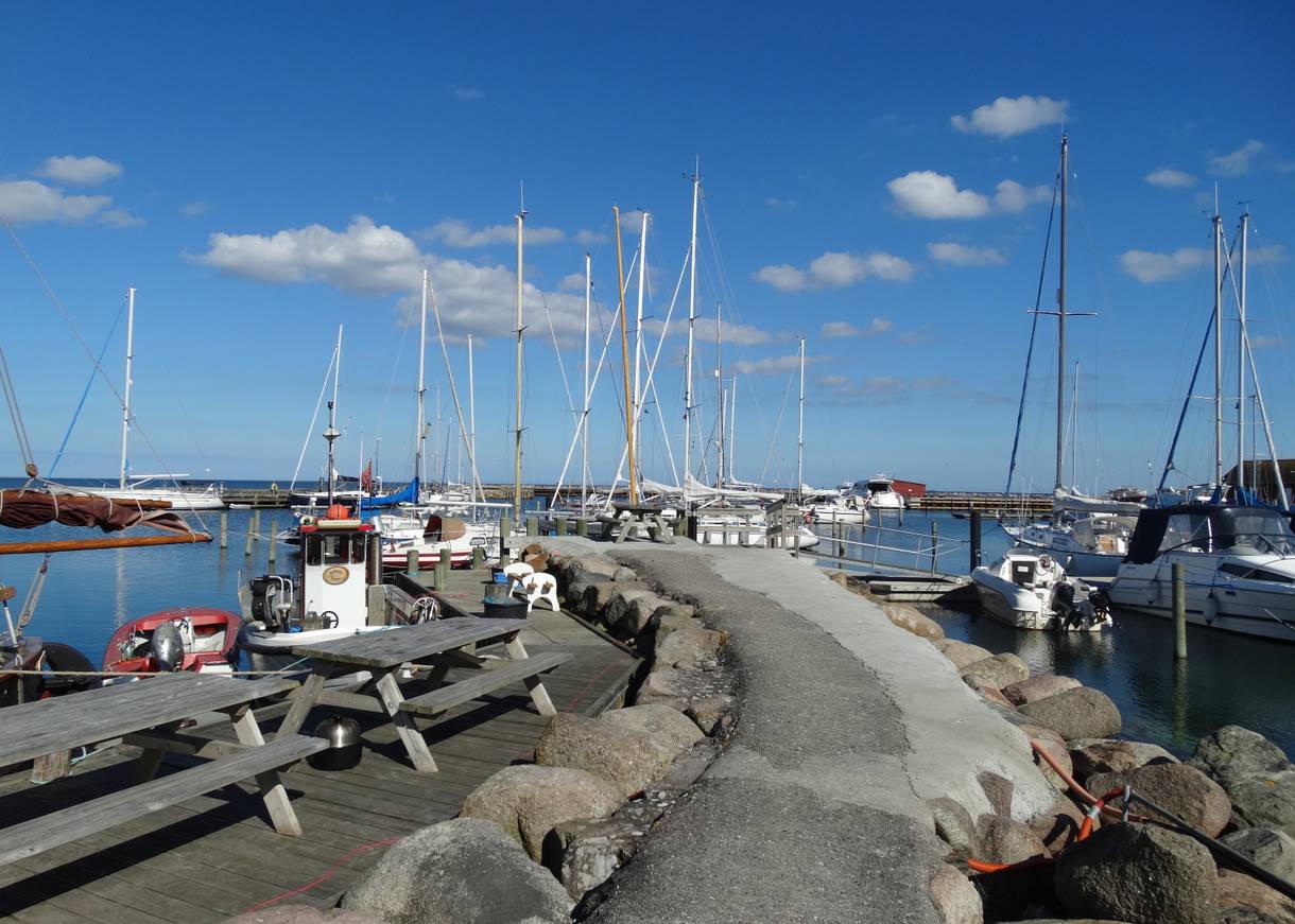 Blick auf das Hafenbecken mit Mole, Fischbooten und Jachten