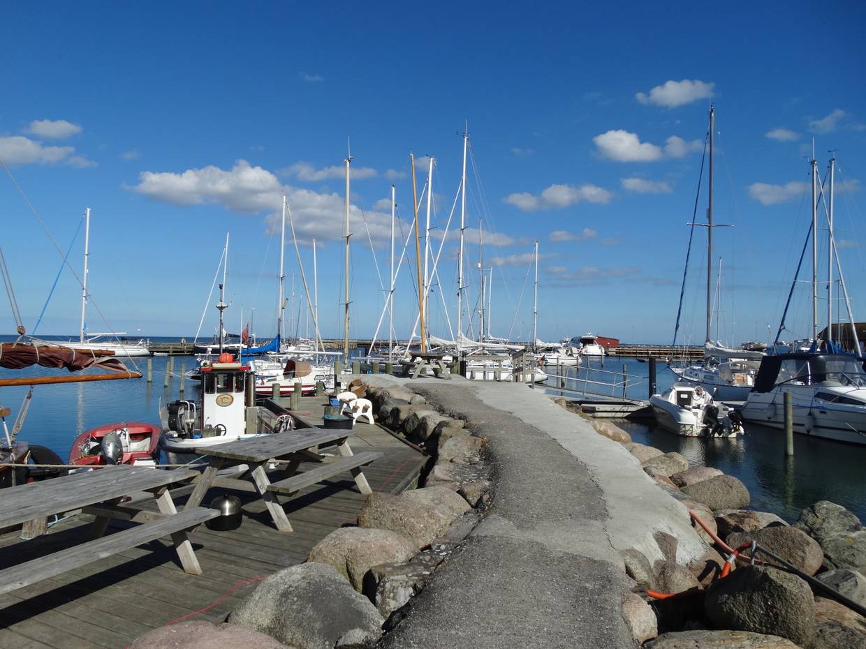 Blick auf das Hafenbecken mit Mole, Fischbooten und Jachten