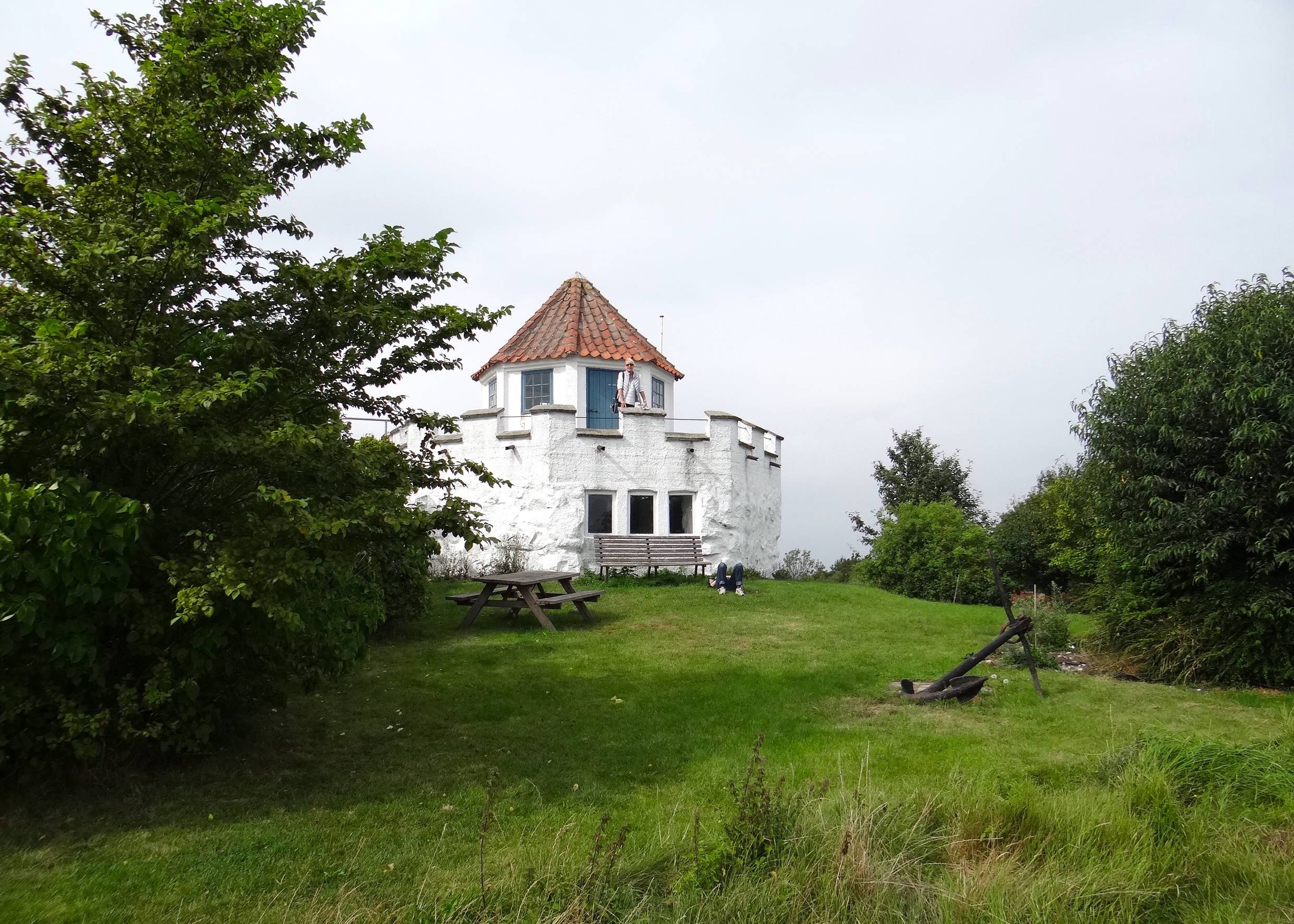 Weißer Turm mit rotem Ziegeldach