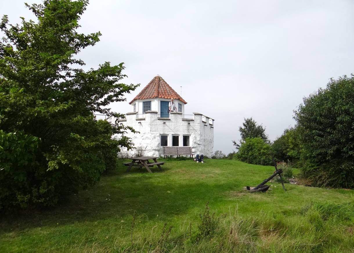 Weißer Turm mit rotem Ziegeldach
