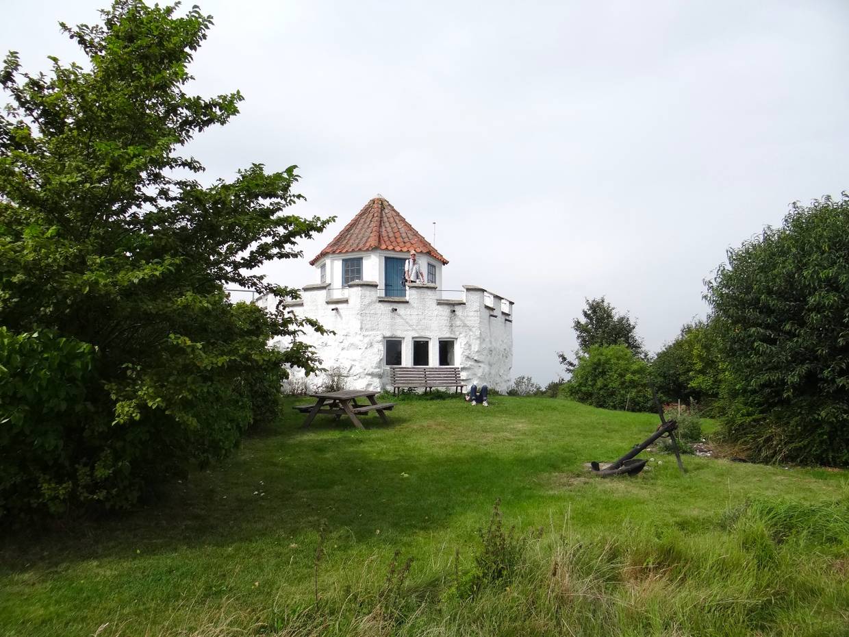 Weißer Turm mit rotem Ziegeldach