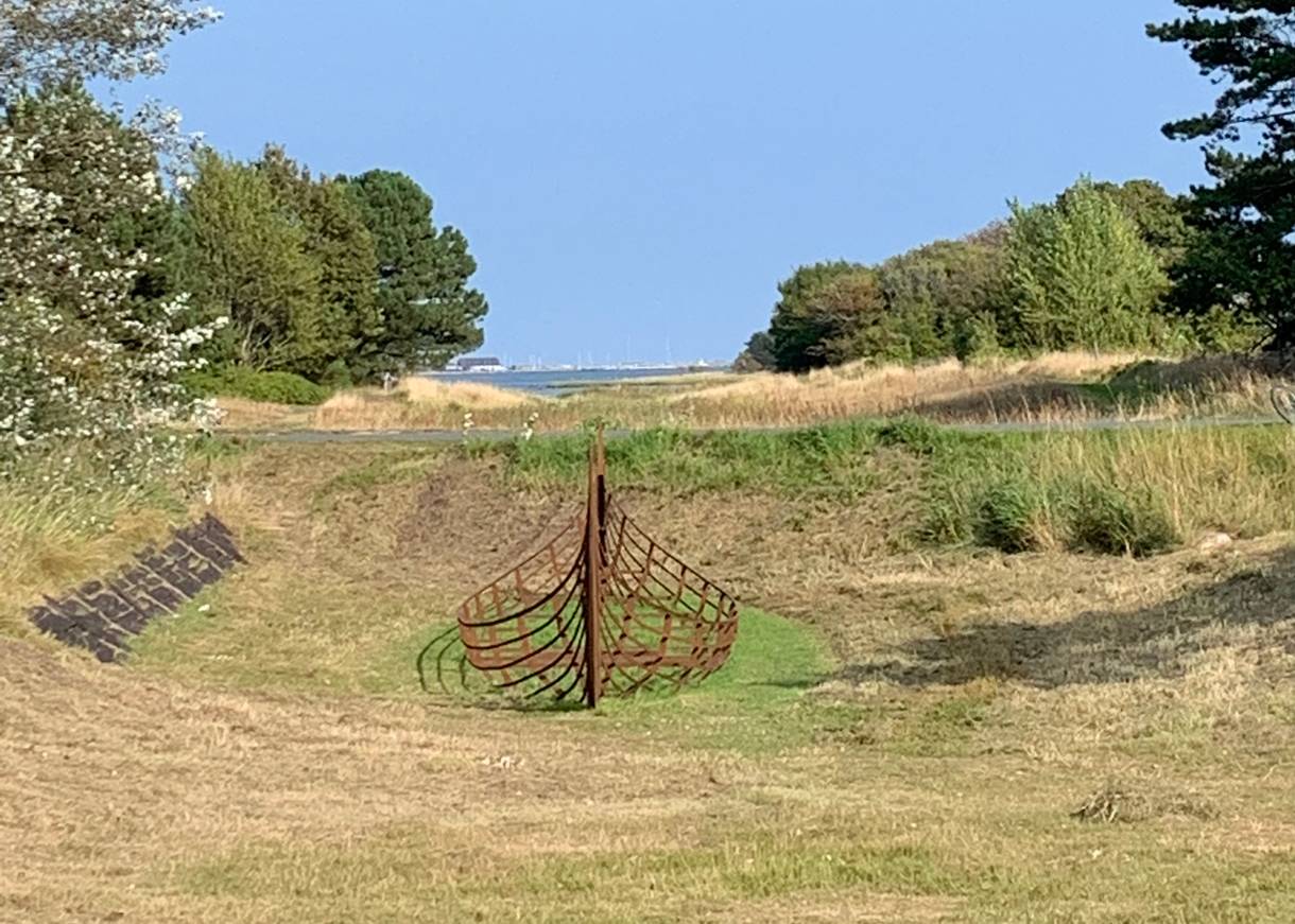 Skulptur eines Wikingerbootes am Waldrand