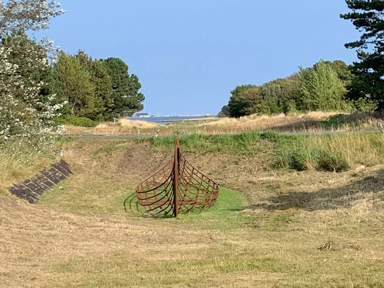 Skulptur eines Wikingerbootes am Waldrand