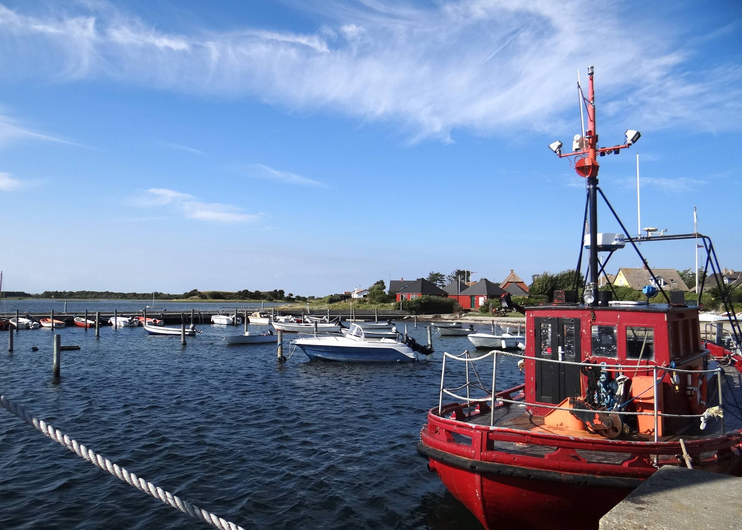 Rotes Fischerbot in einem kleinen Hafen