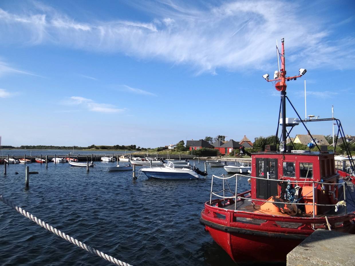 Rotes Fischerbot in einem kleinen Hafen