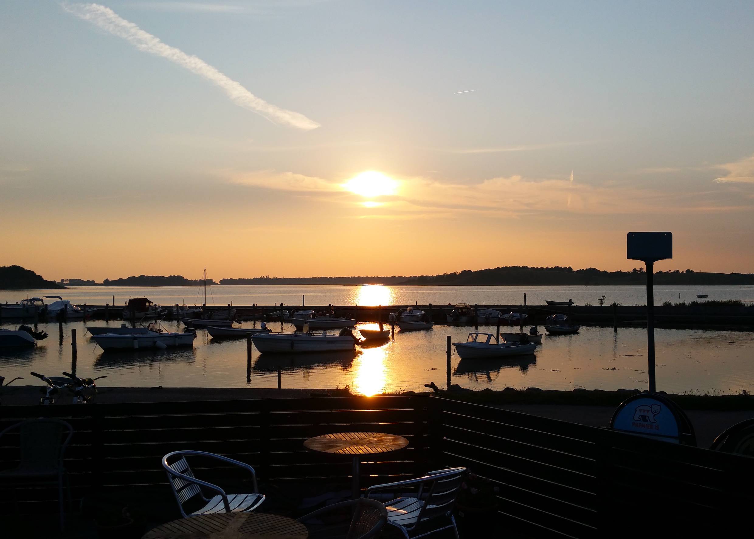 Sonneuntergang über dem Hafen Langør