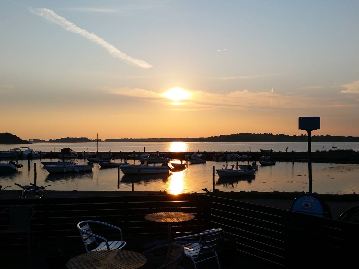Sonneuntergang über dem Hafen Langør