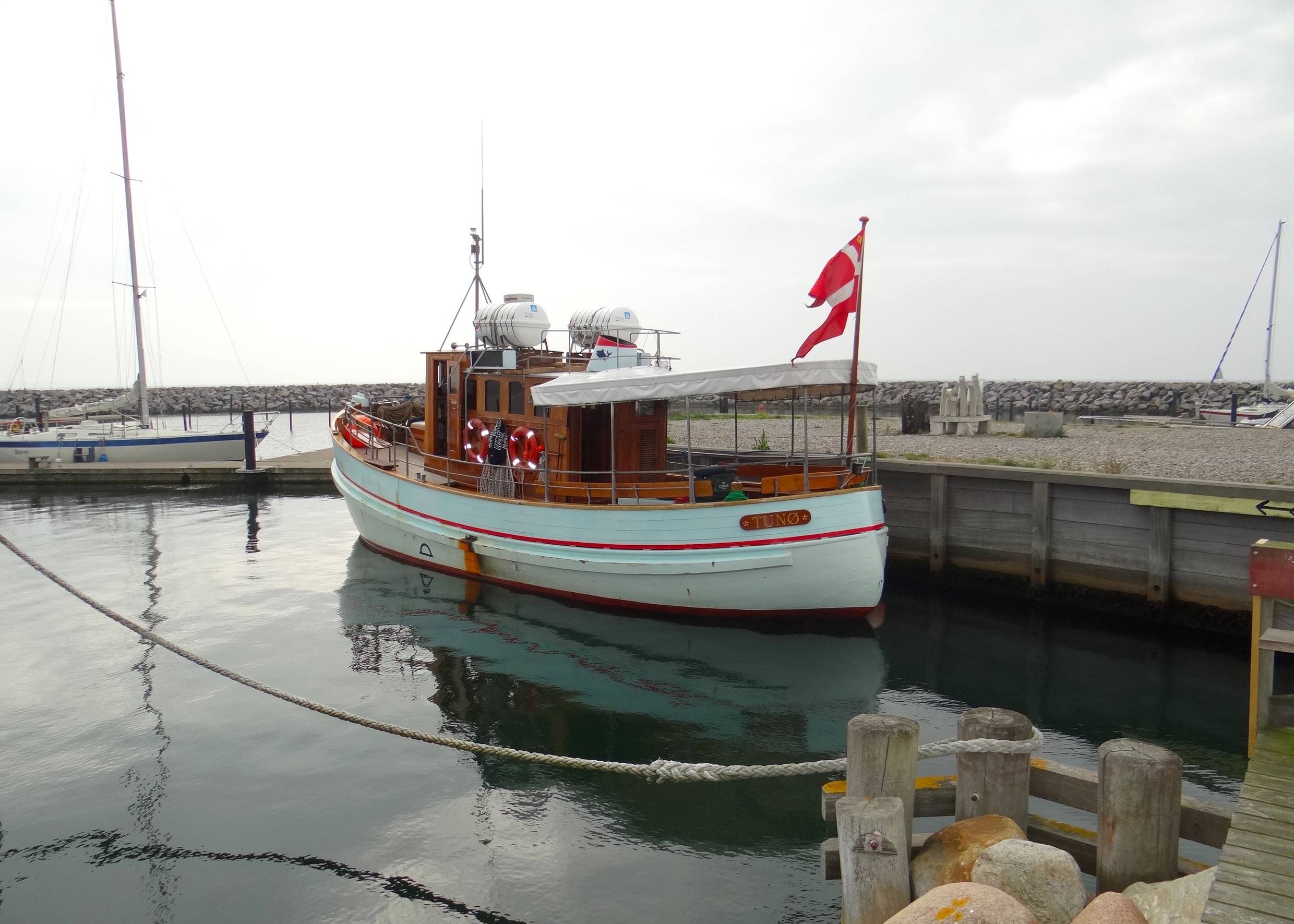Kleines Holzboot im Mårup Havn